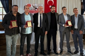 Edremit’te Bakkallar Odası, 20 yılını tamamlayan esnafları plaketle ödüllendirdi