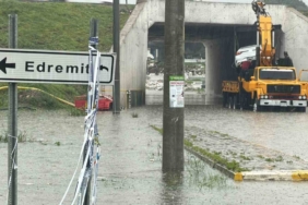 Edremit’te sağanak yağış hayatı felç etti