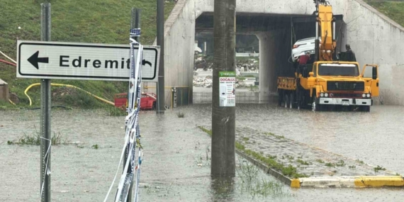 Edremit’te sağanak yağış hayatı felç etti