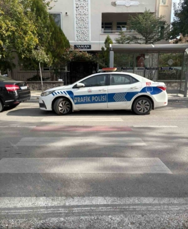 Ekip otosunu yaya yoluna park eden polis memuruna trafik cezası kesildi
