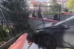 El freni çekilmeyen otomobil bahçe duvarını yıktı