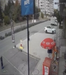 Elazığ’da aracın yan yattığı kaza kamerada