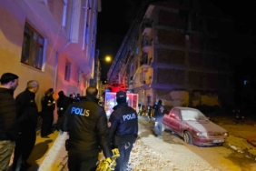 Elazığ’da çatı yangını: 1 kişi dumandan etkilendi