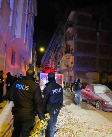 Elazığ’da çatı yangını: 1 kişi dumandan etkilendi