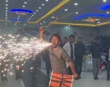 Elazığ’da davulcu, figürleri ile düğünlere renk katıyor