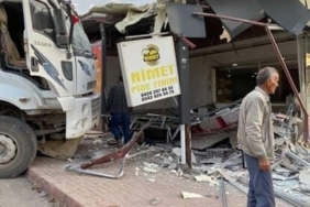 Elazığ’da freni patlayan kamyon fırına daldı