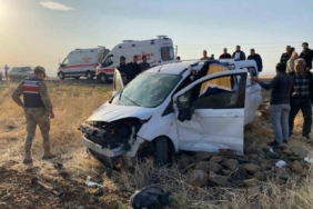 Elazığ’da hafif ticari araç  tarlaya uçtu: 3 yaralı