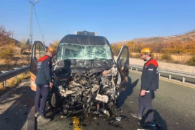 Elazığ’da minibüs ile kamyon çarpıştı: 1 yaralı