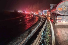 Elazığ’da tır devrildi: Kilometrelerce araç kuyruğu oluştu