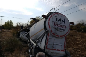 Elazığ’da tır elektrik direğine çarptı: 1 yaralı