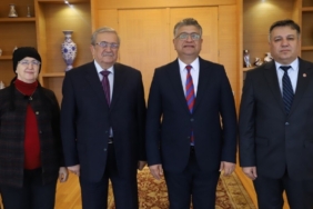 Emekli Müdür Ahmet Urfalı eserlerini Rektör Kızıltoprak’a takdim etti