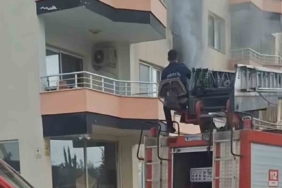 Erdemli’de bina yangını korkuttu