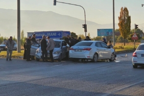 Erzincan’da iki otomobil çarpıştı: 5 yaralı