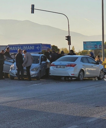 Erzincan’da iki otomobil çarpıştı: 5 yaralı