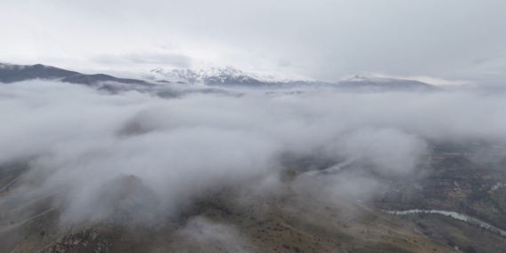 Erzincan’da sis bulutları doğayı masalsı bir görünüme bürüdü