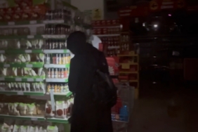 Erzincan’da vatandaşlar marketlerde cep telefonu ışığıyla alışveriş yaptı