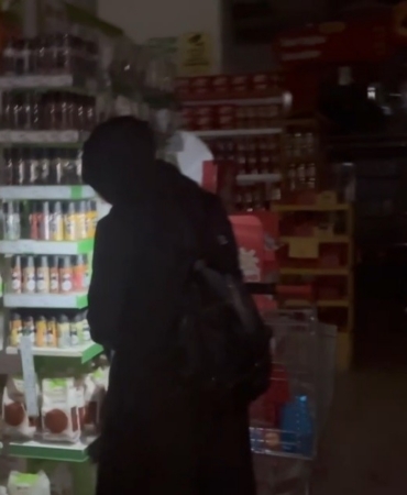 Erzincan’da vatandaşlar marketlerde cep telefonu ışığıyla alışveriş yaptı