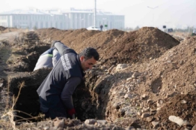 Erzurum’da kış öncesi mezar hazırlığı