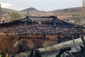 Eski kıyafetleri tandırda ateşe verdi, çatı alev alev yandı