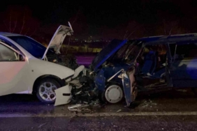 Eskişehir-Afyonkarahisar karayolunda iki araç kafa kafaya çarpışt: 3’ü çocuk 9 yaralı