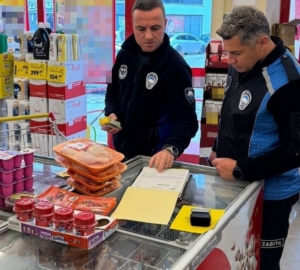 Ezine’de tarihi geçmiş ve etiketsiz ürün satan 2 markete 596 milyon TL ceza