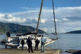 Fırtınada karaya vuran yelkenliler kaldırılıyor