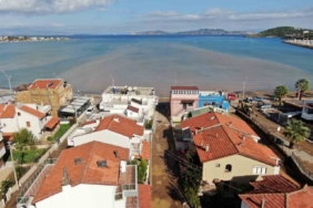 Foça’da sel suları denizin rengini değiştirdi