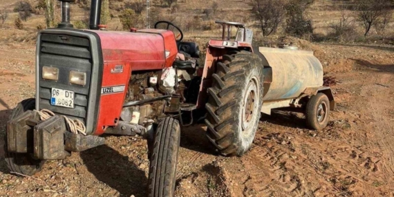 Fren boşalan traktörü durdurmak isterken yaralandılar