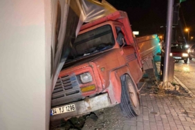 Freni patlayan kamyon önce otomobile ardından inşaat bariyerine çarptı: 2 yaralı