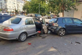 Freni tutmayan otomobil park halindeki araçlara çarptı: 1 yaralı