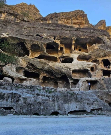 Gabar Dağı’ndaki saklı cennet: "7 katlı apartman mağarası"