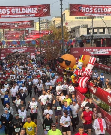 Gaziantep’te 7. Gazi Yarı Maratonu bin 498 sporcunun katılımıyla başladı