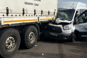 Gaziantep’te minibüs tıra arkadan çarptı: 5 yaralı