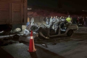 Gaziantep’te otomobil kamyona arkadan çarptı: 3 ölü