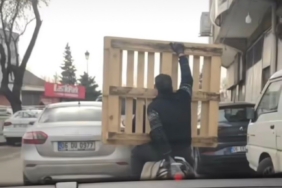 Gaziantep’te tehlikeli yolculuk: Motosiklet üzerinde palet taşıdı