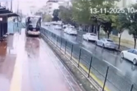 Gaziantep’te tramvaya yıldırım isabet etme anı kamerada