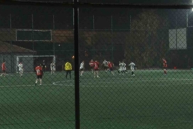 Geç saatlere kadar açık olan halı sahadaki aşırı gürültü mahalle halkının kabusu oldu