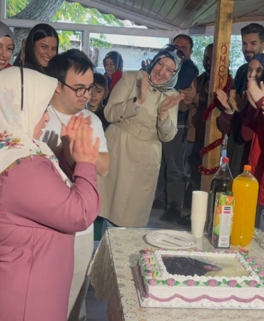 Gençlerden down sendromlu kardeşlere yürek ısıtan doğum günü sürprizi