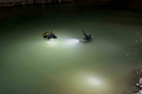 Gölete düşen kamyonet ekipleri harekete geçirdi