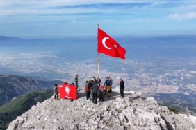 Görme engelliler Spil Dağı zirvesinde bayrak değiştirdi