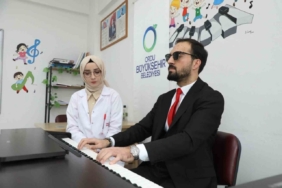 Görmeyen gözlerle değil, hisseden kalple çalıyor