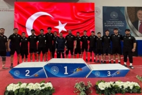 Grekoromen güreşte Erzincan ekibi yarı finale çıktı