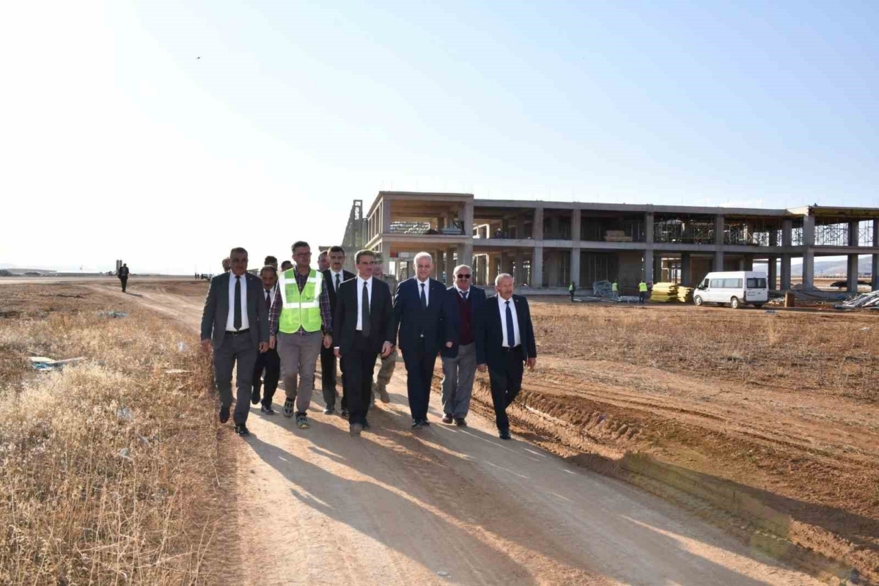 Gümüşhane ve Bayburt’un dünyaya açılacak kapısı olan havalimanı hızla yükseliyor