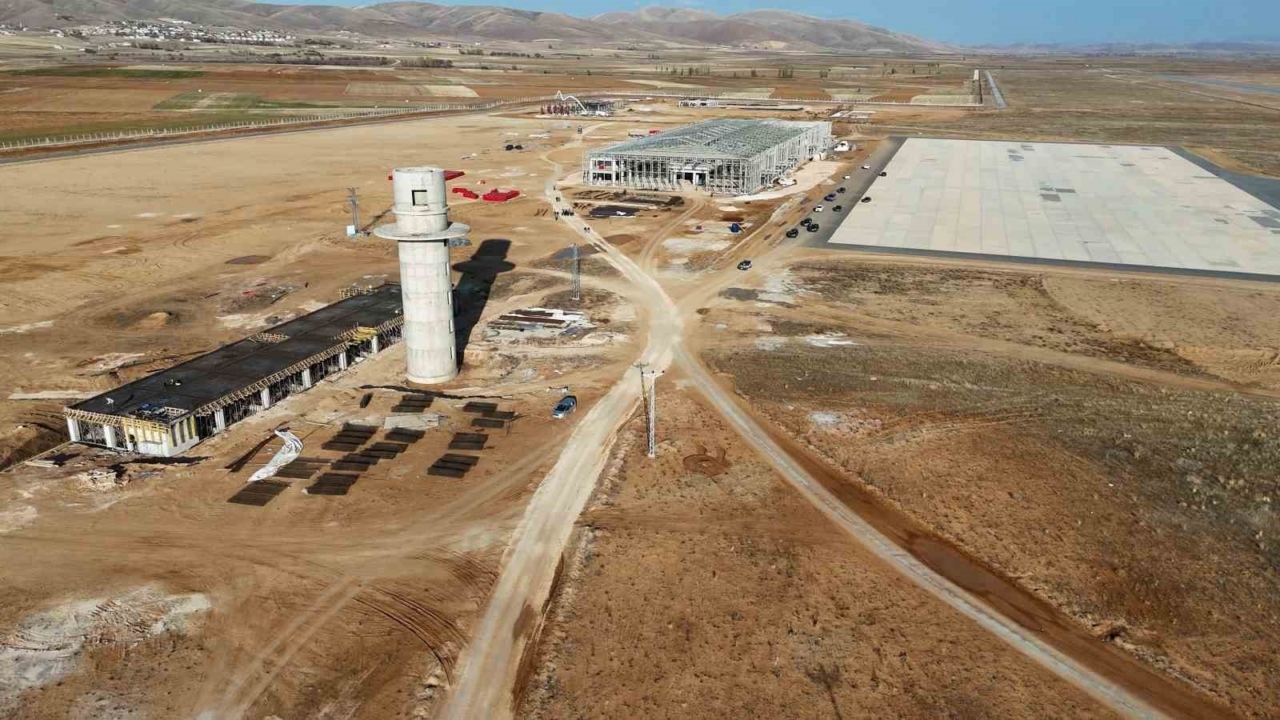 Gümüşhane ve Bayburt’un dünyaya açılacak kapısı olan havalimanı hızla yükseliyor