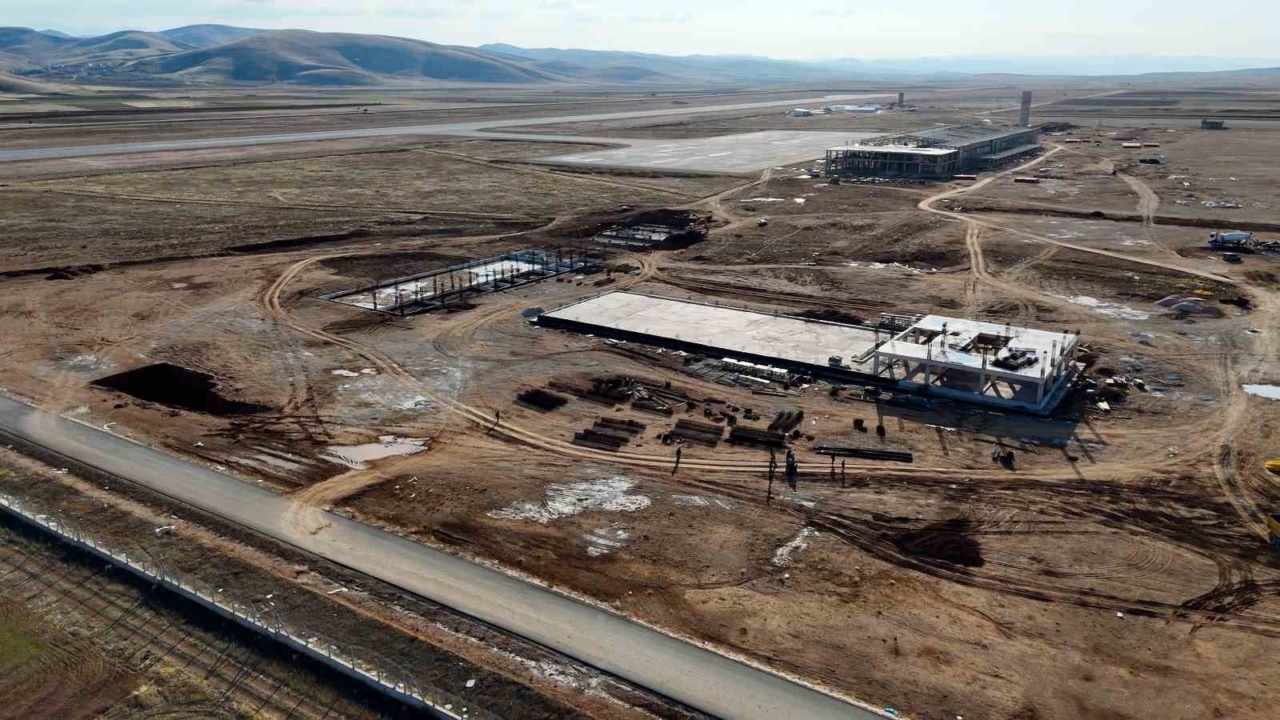 Gümüşhane ve Bayburt’un dünyaya açılacak kapısı olan havalimanı hızla yükseliyor
