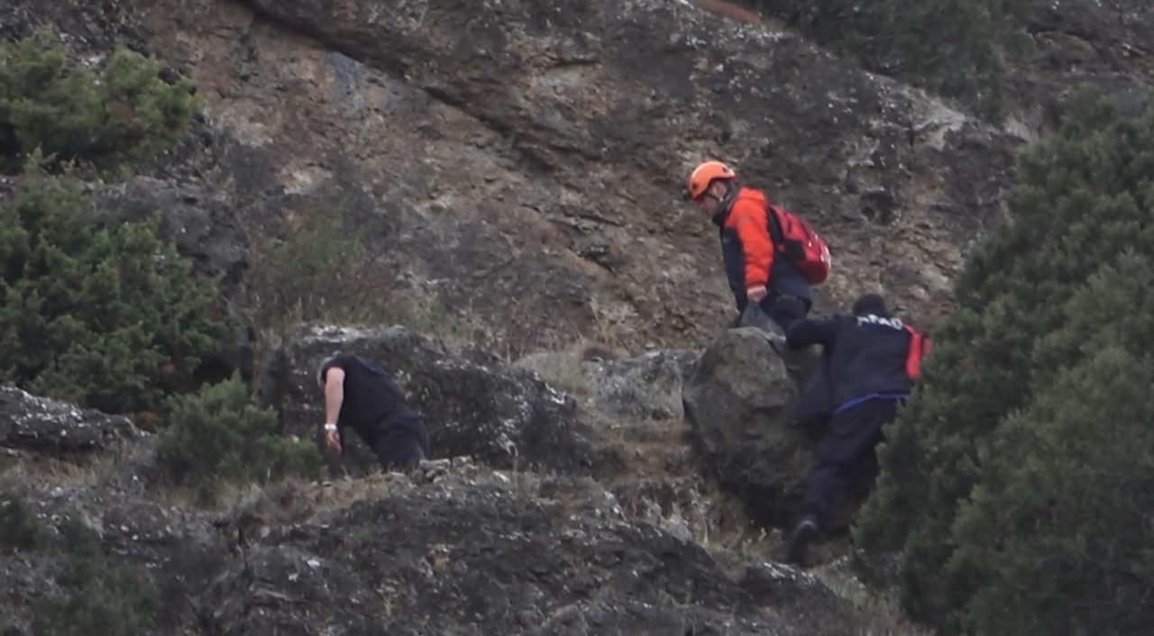 Gümüşhane’de arkadaşıyla gezintiye çıkan erkek hemşire kayalıklardan düştü