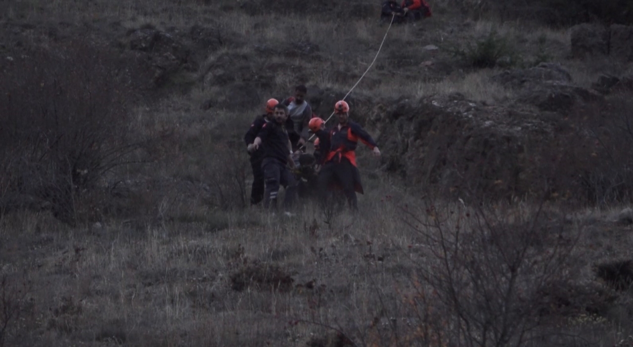 Gümüşhane’de arkadaşıyla gezintiye çıkan erkek hemşire kayalıklardan düştü