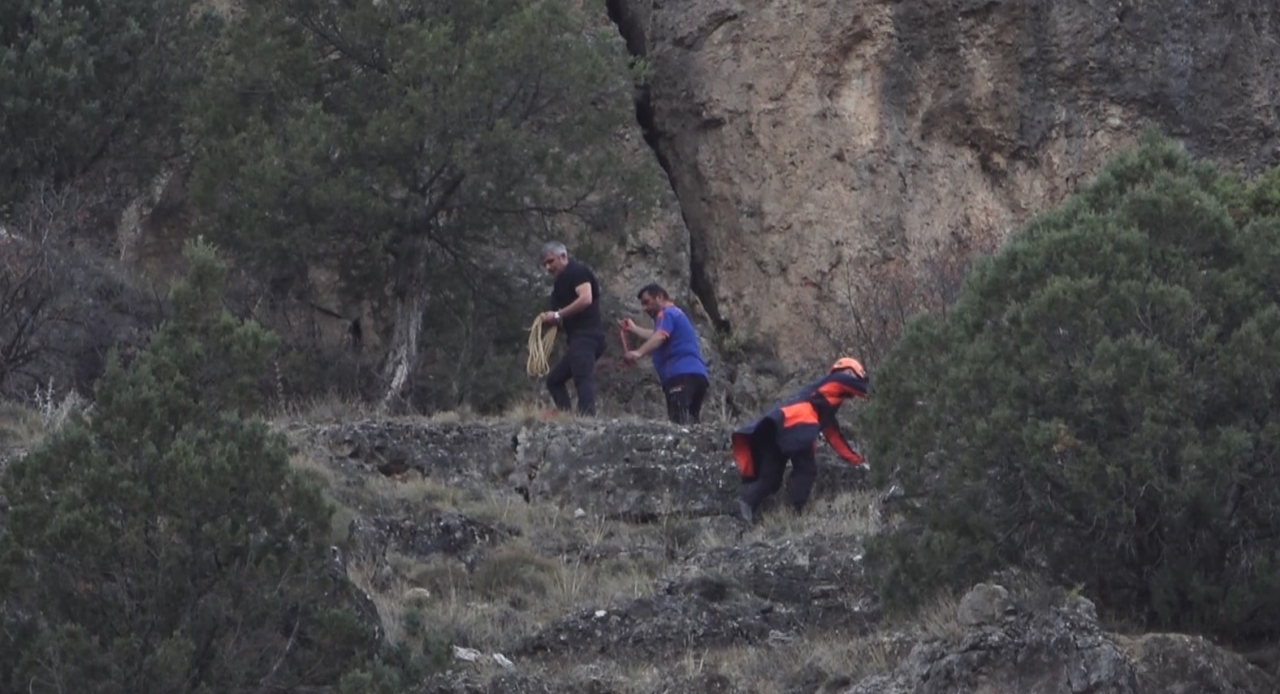 Gümüşhane’de arkadaşıyla gezintiye çıkan erkek hemşire kayalıklardan düştü