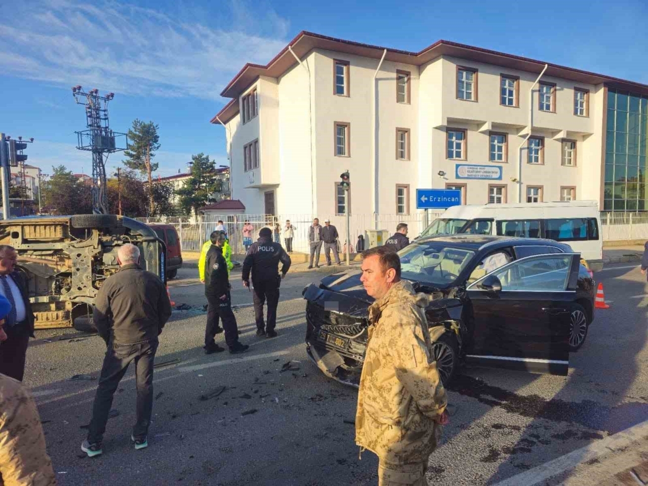 Gümüşhane’de belediye makam aracı ile jandarma minibüsü çarpıştı: 2 asker yaralandı