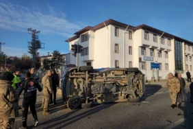Gümüşhane’de belediye makam aracı ile jandarma minibüsü çarpıştı: 2 asker yaralandı